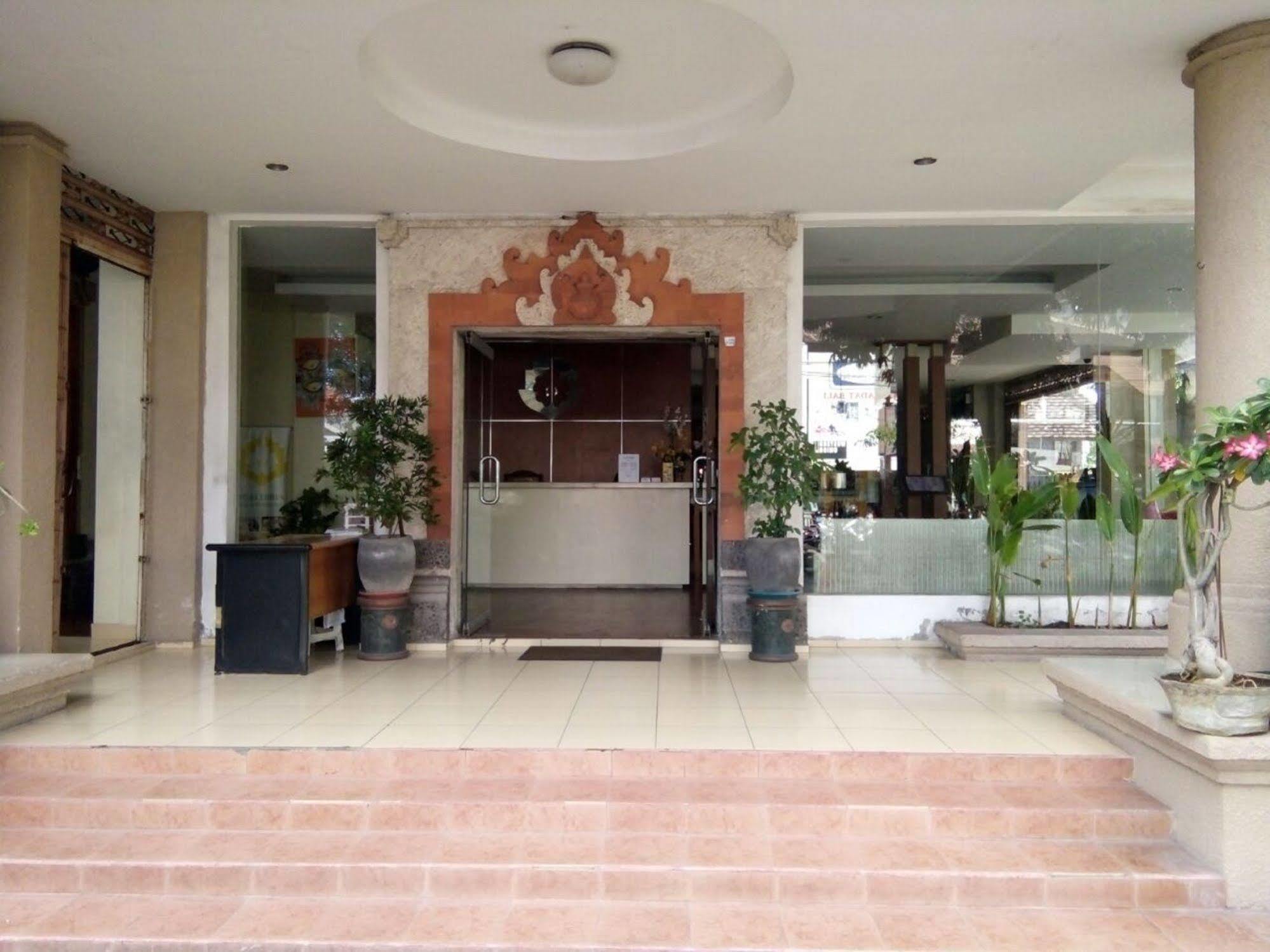 Hotel Reddoorz @ Raya Kuta Kuta Lombok Esterno foto