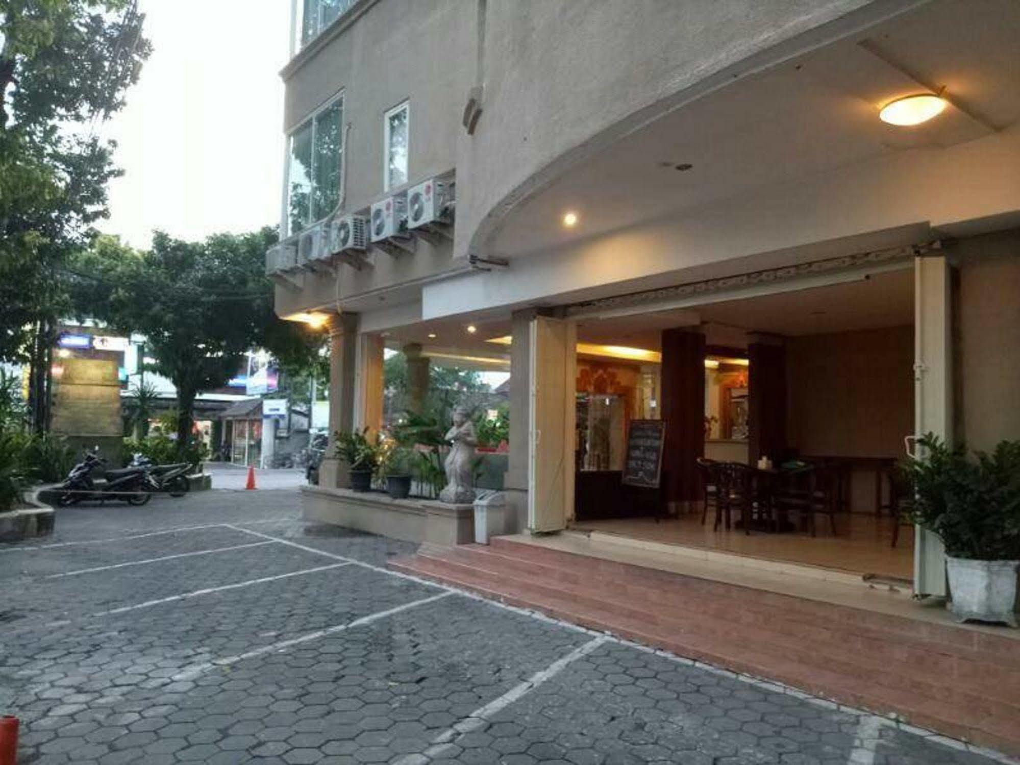 Hotel Reddoorz @ Raya Kuta Kuta Lombok Esterno foto